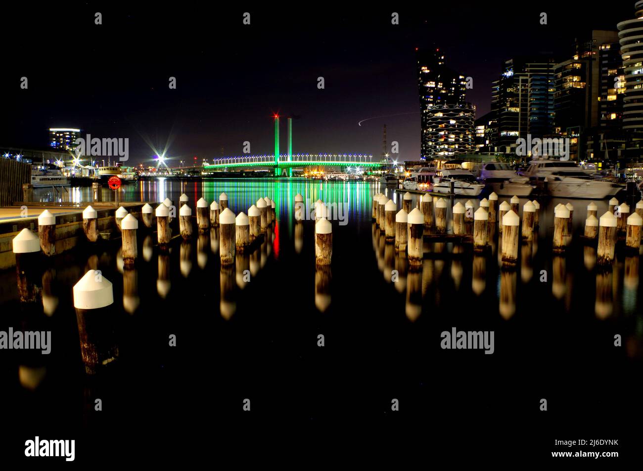 Riflessioni di notte, Docklands, Melbourne, Victoria Australia Foto Stock