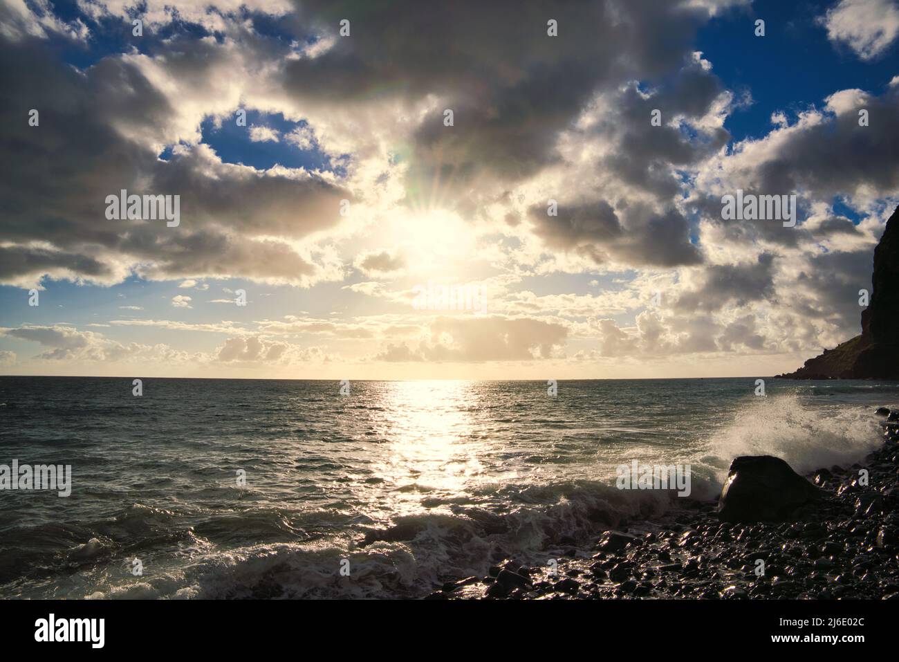 Belle onde e vento al tramonto sulla costa dell'isola di Madeira nell'Oceano Atlantico del Portogallo. Madeira Foto Stock