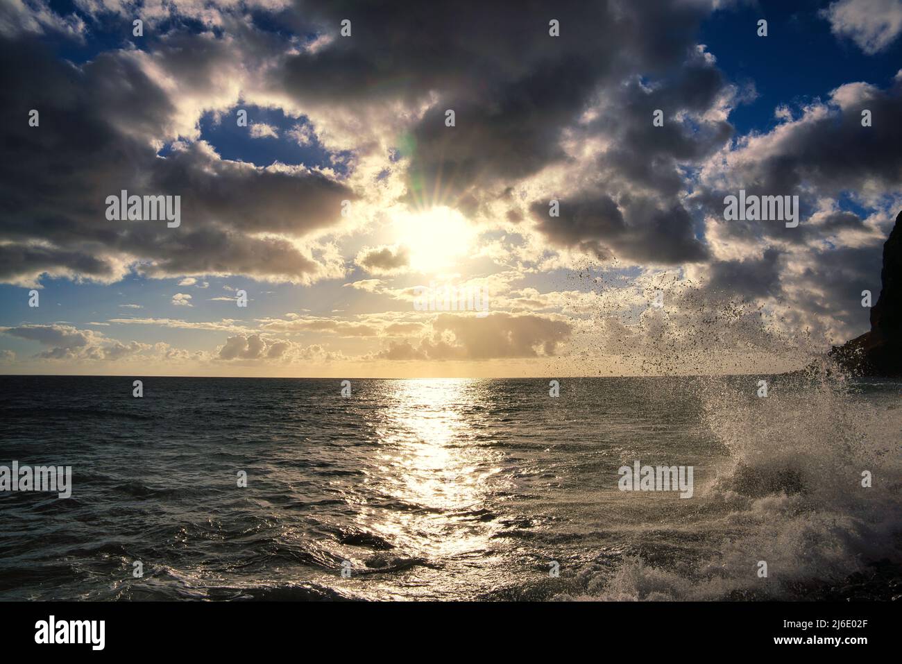 Belle onde e vento al tramonto sulla costa dell'isola di Madeira nell'Oceano Atlantico del Portogallo. Madeira Foto Stock