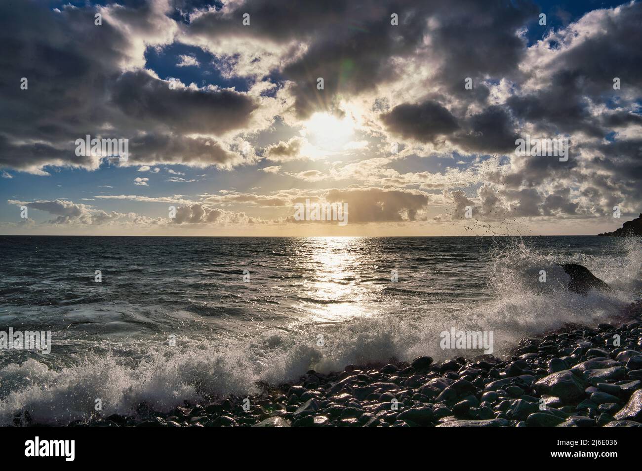 Belle onde e vento al tramonto sulla costa dell'isola di Madeira nell'Oceano Atlantico del Portogallo. Madeira Foto Stock