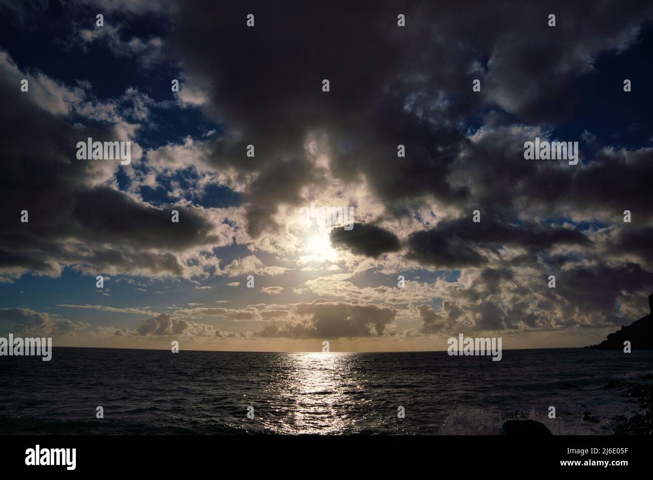 Belle onde e vento al tramonto sulla costa dell'isola di Madeira nell'Oceano Atlantico del Portogallo. Madeira Foto Stock