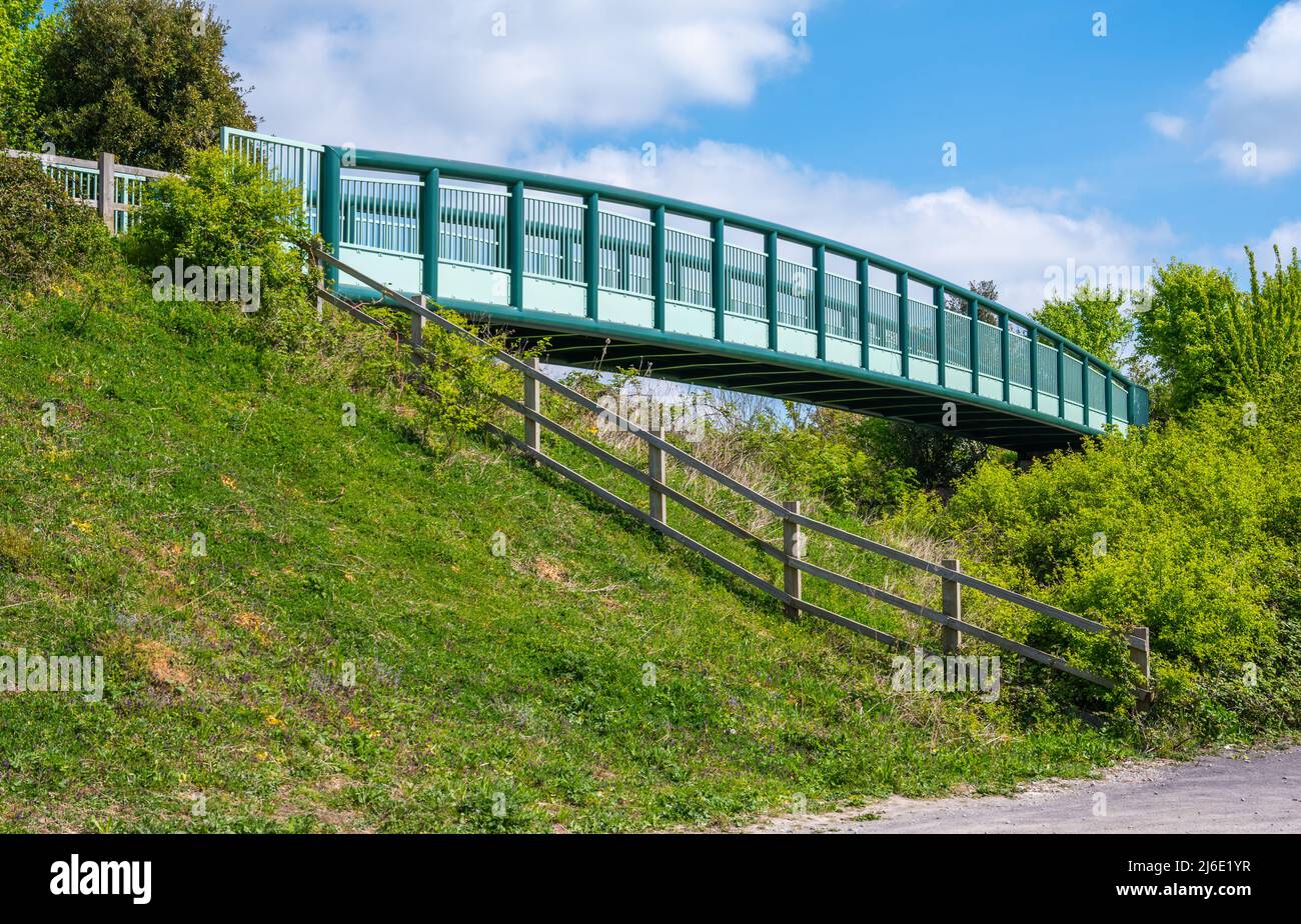 Ponte della passerella dipinta di recente sulla trafficata strada principale A280 di Angmering, West Sussex, Inghilterra, Regno Unito. Passerella pedonale. Foto Stock