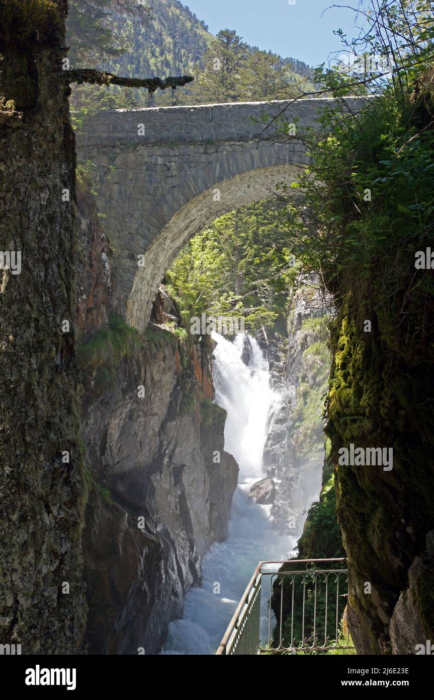 La vale de Jret nelle Pirne francesi: Le cascate a Pont d'Espagne Foto Stock