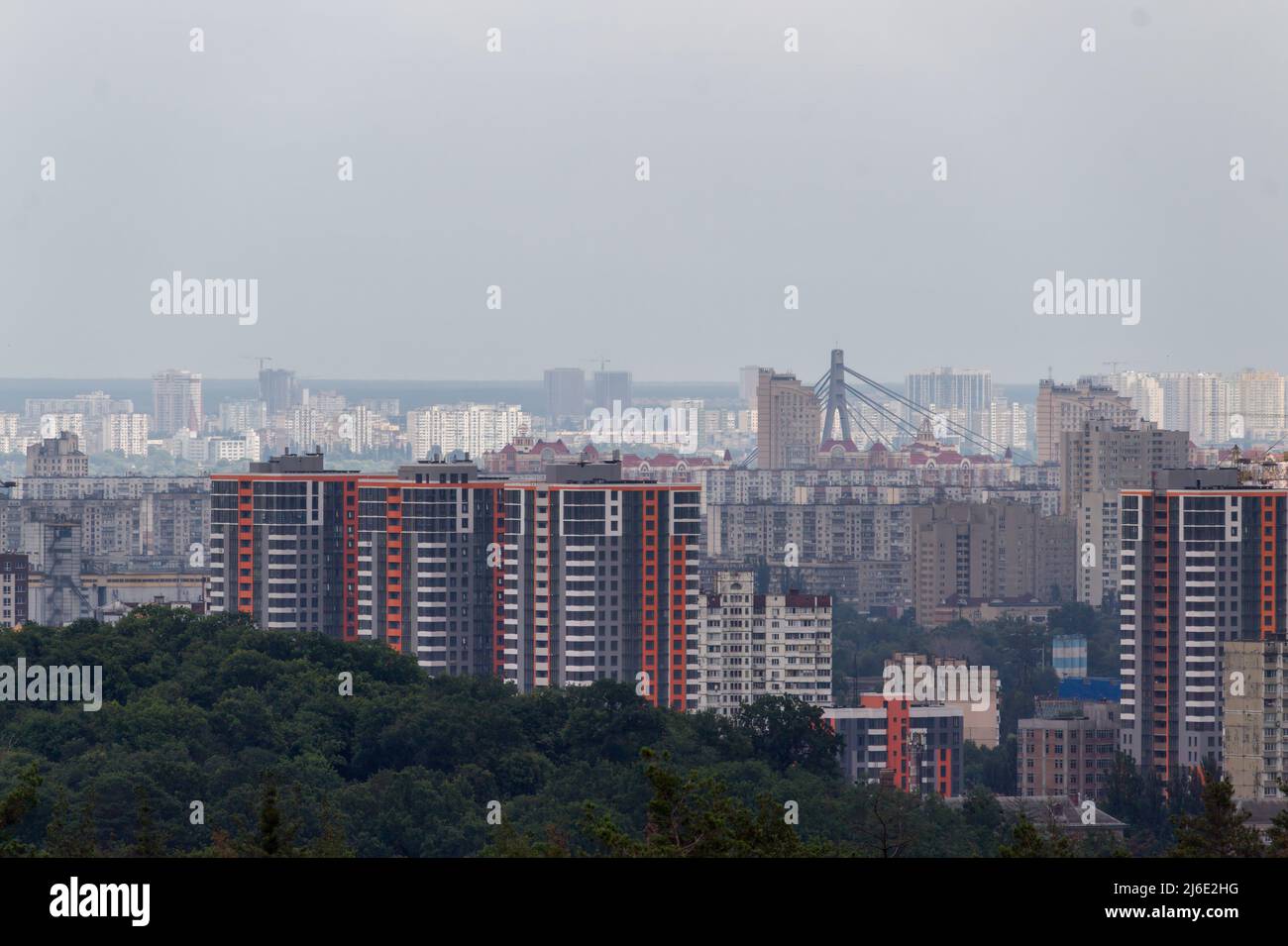 Panorama del centro di Kyiv, la capitale dell'Ucraina. Vista dalle altezze di Protasiv Yar. Foto Stock