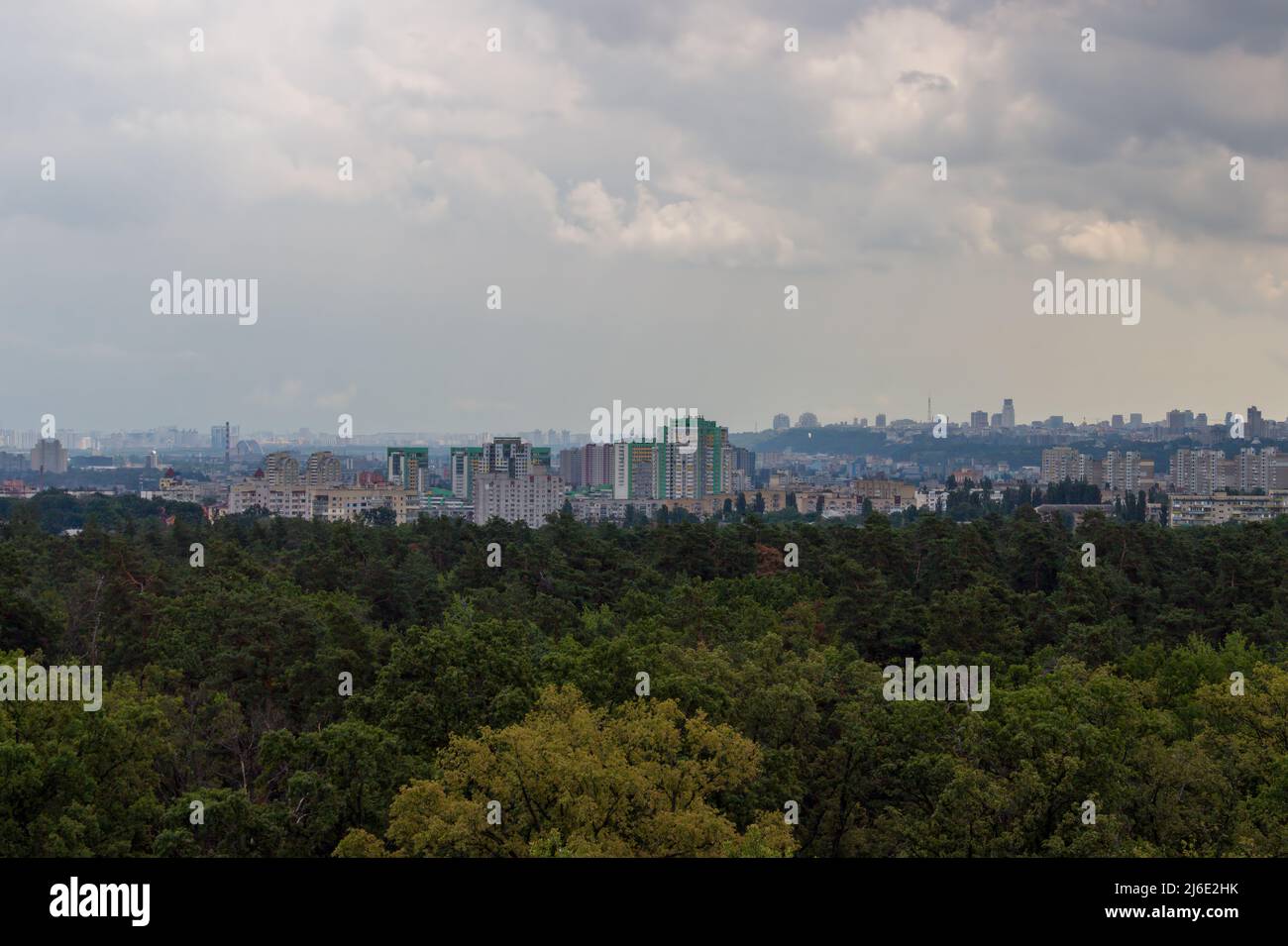 Panorama del centro di Kyiv, la capitale dell'Ucraina. Vista dalle altezze di Protasiv Yar. Foto Stock