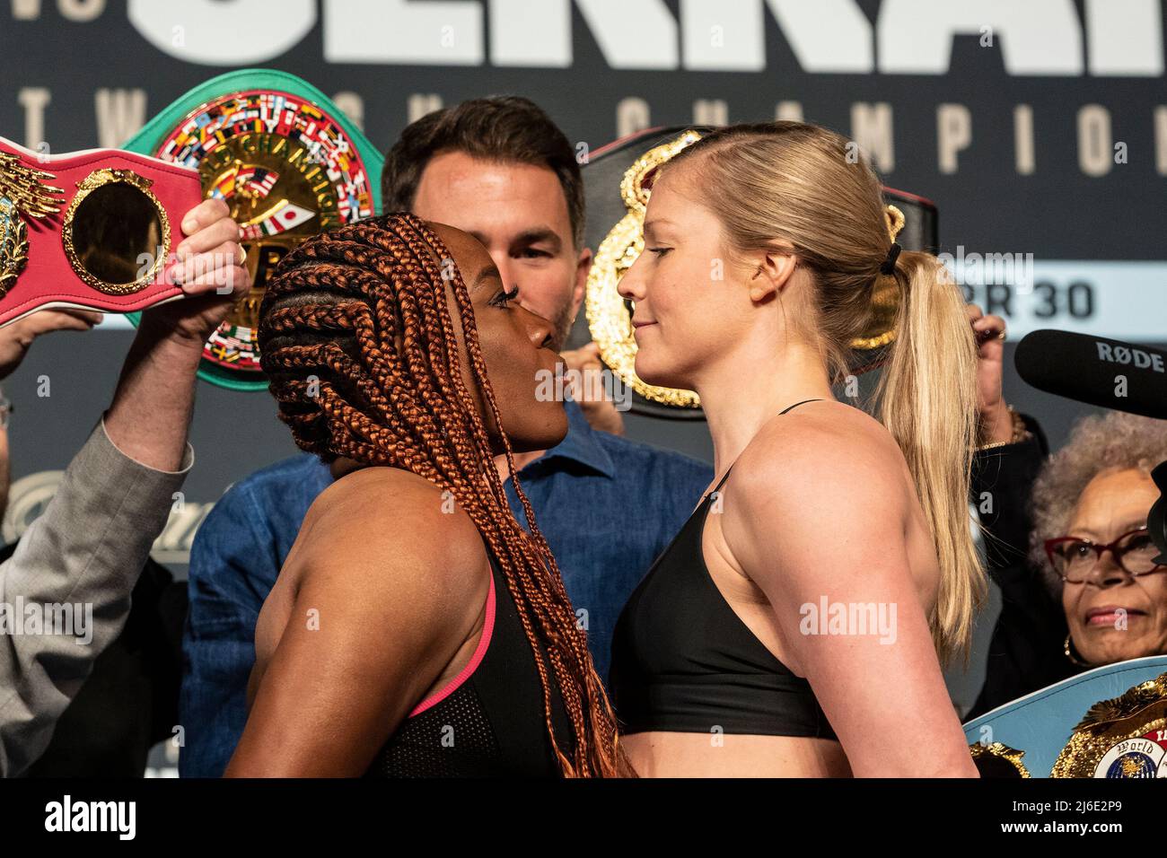 29 aprile 2022, New York, New York, Stati Uniti: Gli equipaggi di Franchon Dezurn ed Elin Cederroos si affrontano durante il Weigh-in che conduce al loro campionato di pesi medi super al Teatro di Hulu a MSG. Questo attacco è prima che Katie Taylor e Amanda Serrano combatteranno per il World Lightweight Title e che sarà la prima lotta femminile di pugilato al titolo di Madison Square Garden nella storia. (Credit Image: © Lev Radin/Pacific Press via ZUMA Press Wire) Foto Stock