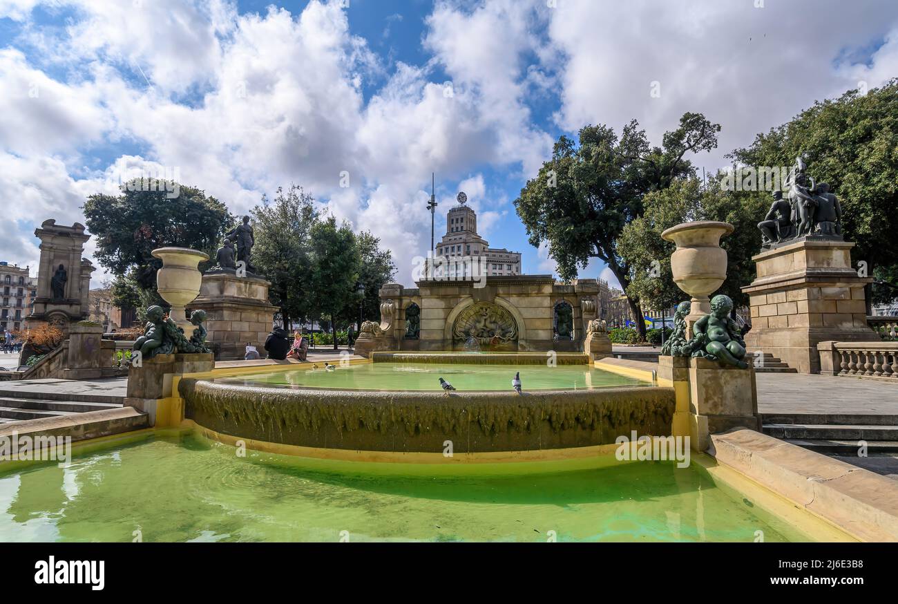 Placa de Catalunya (Piazza Catalogna) una grande piazza nel centro di Barcellona, in Spagna, considerata il centro della città Foto Stock