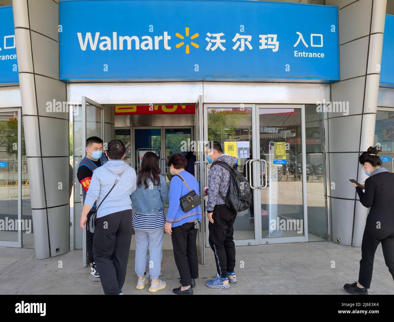 (220501) -- PECHINO, 1 maggio 2022 (Xinhua) -- un membro del personale controlla i risultati dei test sugli acidi nucleici dei clienti al di fuori di un negozio Walmart a Pechino, capitale della Cina, 1 maggio 2022. Un risultato negativo del test sugli acidi nucleici è richiesto entro 48 ore per accedere ai luoghi pubblici durante la festa del Labor Day a Pechino. (Xinhua/li Xin) Foto Stock