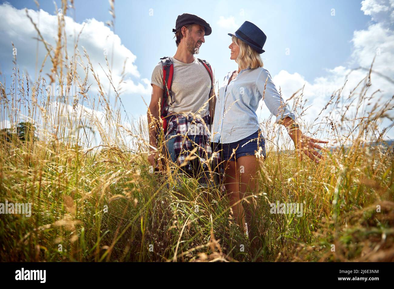Coppia amorevole nel campo.Happy giovane uomo e donna godendo la giornata di sole nella natura Foto Stock