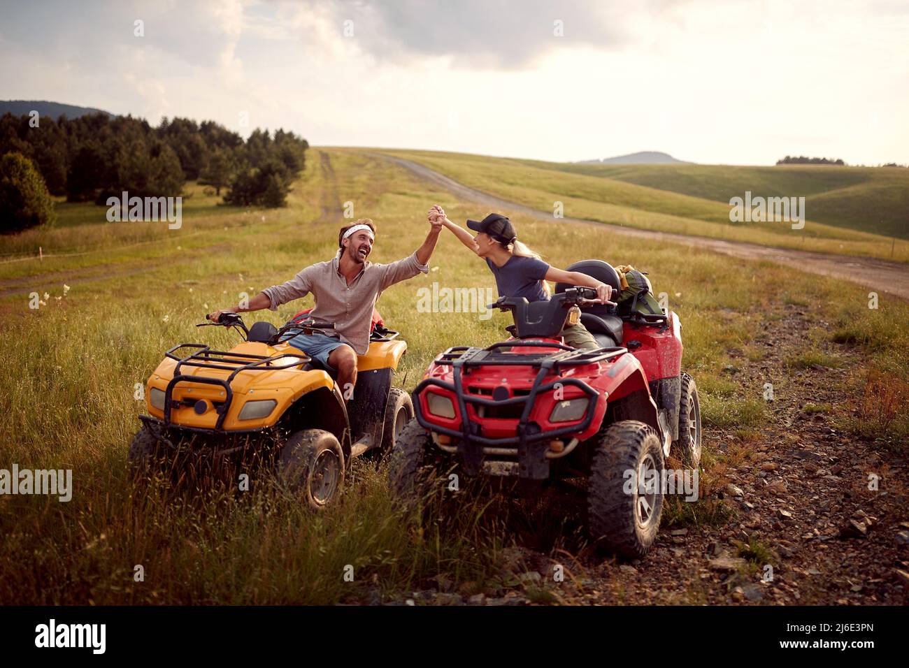 Due amici turistici che guidano i quad insieme nella natura Foto Stock