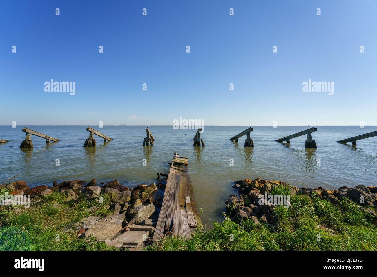Paesaggio marino e picchetti di legno Foto Stock