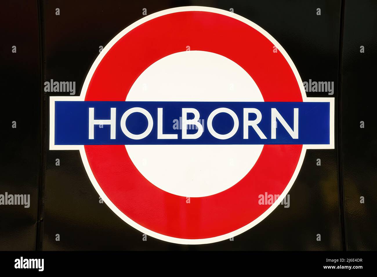 Londra, Regno Unito - 16 aprile 2022: Metropolitana di Londra per la stazione della metropolitana Holborn. Il trasporto per Londra iconico roundel in rosso, bianco e blu. Foto Stock