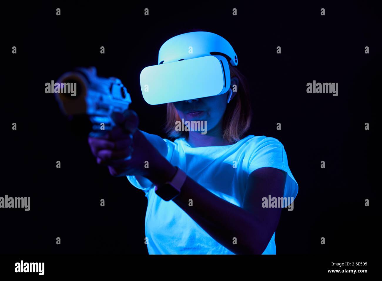 Donna con la realtà virtuale auricolare è un gioco. Concetto di realtà virtuale, giochi, intrattenimento e comunicazione. Foto Stock