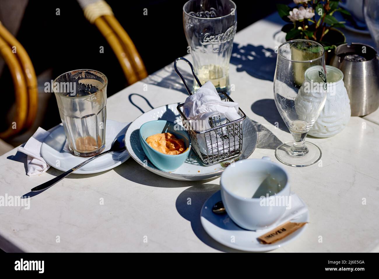 Tavolo da caffè con tazza vuota, bicchieri, piatti, avanzi Foto Stock