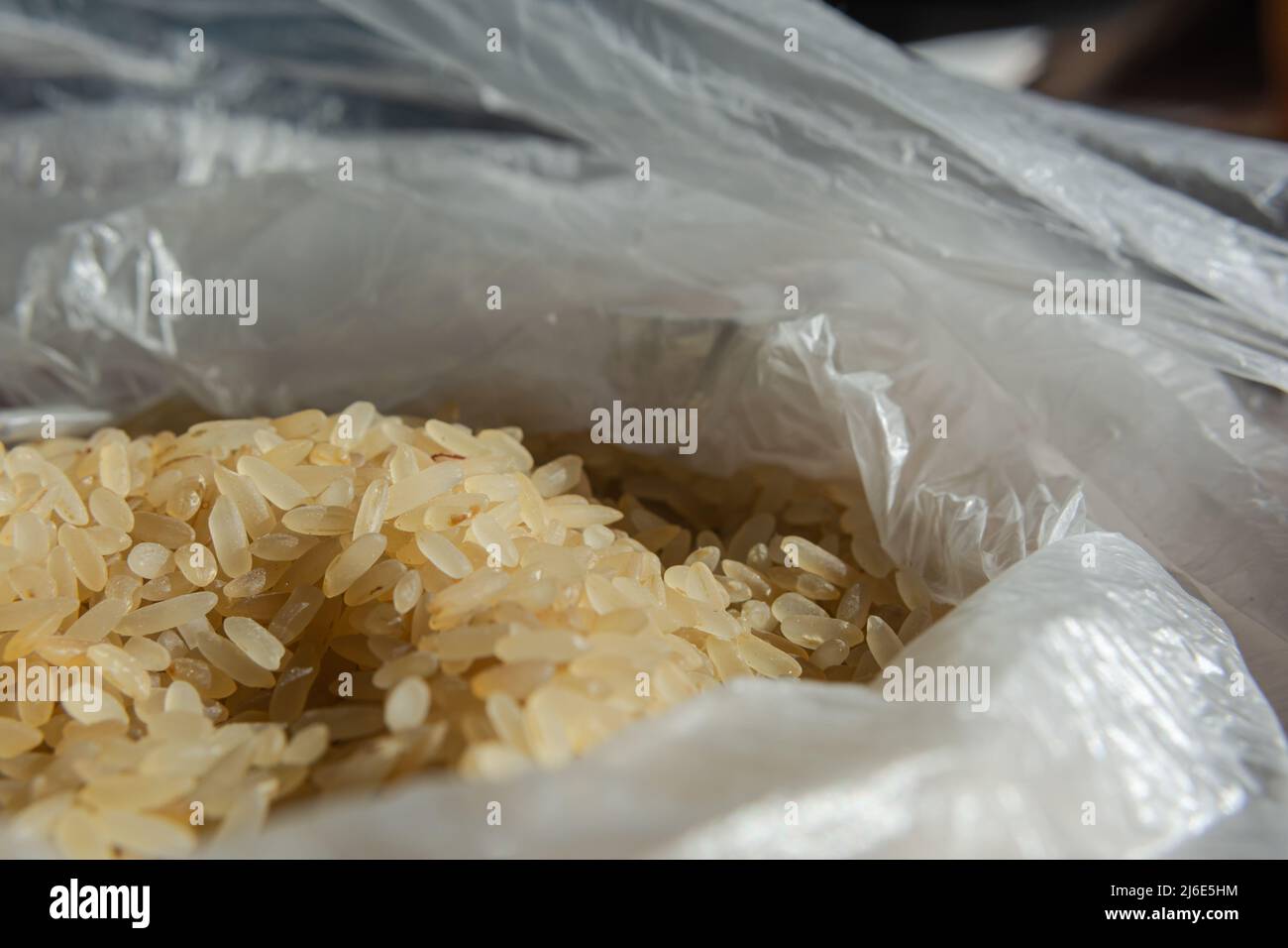 Asciugare il riso in un primo piano in un sacchetto di plastica.  Preparazione dei prodotti. Tema culinario. Messa a fuoco selettiva Foto  stock - Alamy