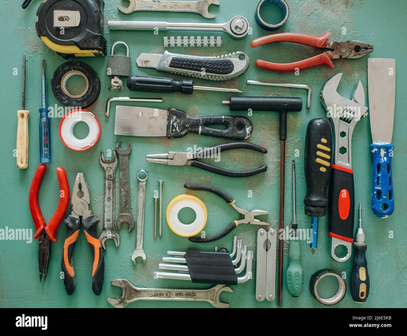 una serie di strumenti di riparazione e lavorazione disposti su un tavolo Foto Stock