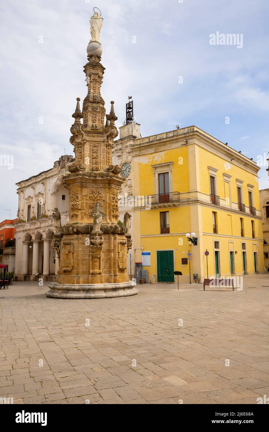 Colonna della guglia dell'Immacolata Concezione, Piazza Antonino Salandra (piazza) Nardo, Puglia, Italia. La piazza Antonino Salandra è s Foto Stock