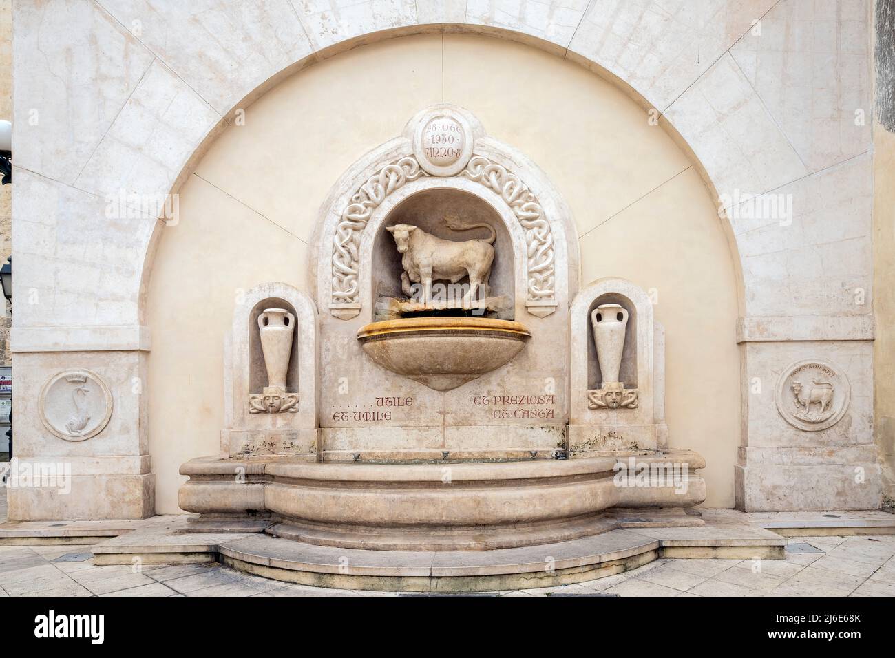 La Fontana del toro (Fontanna del Toro). Nardo. Secondo la tradizione, la città di Nardo fu fondata sul luogo dove un toro, pigiando il terreno, matto Foto Stock