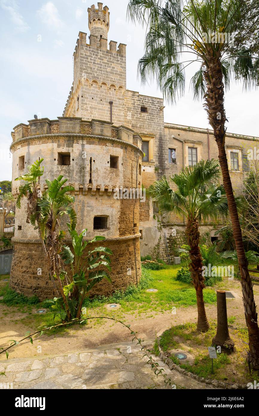 Castello di Acquaviva (Cactello Acquaviva) Città vecchia di Nado, Salento, Puglia (Pulgia) Italia. De vita, architetto castello Giulio Antonio Acquaviva, duca d'Atri Foto Stock