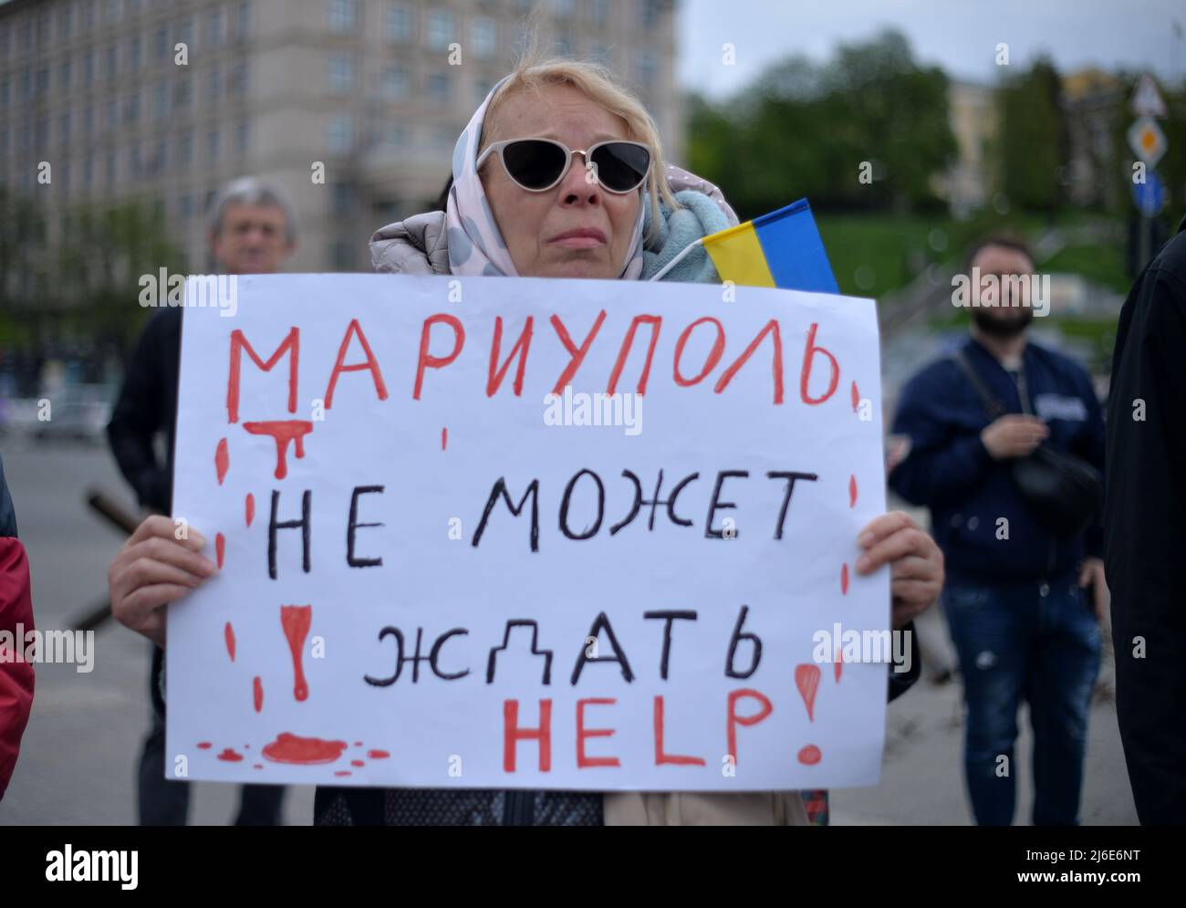Non esclusiva: KYIV, UCRAINA - 30 APRILE 2022 - Una donna ha una targa in russo 'mariupol non può aspettare' a Maidan Nezalezhnosti come parte di un rally i Foto Stock
