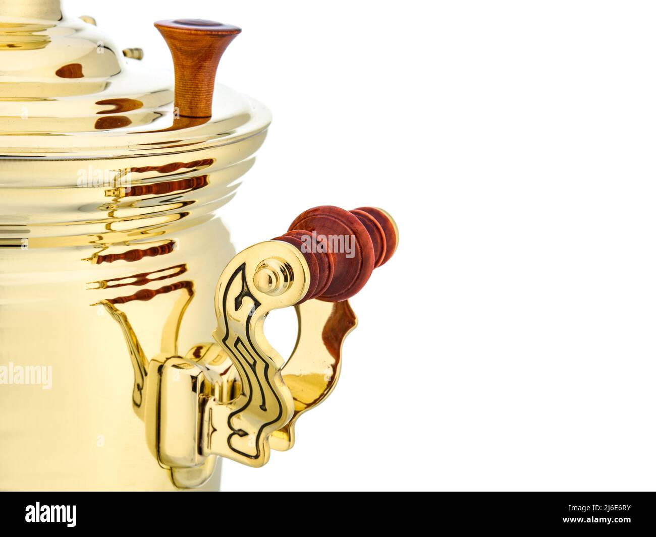 Oro Ottone Vecchio Vintage Metal tradizionale russo Teapot samovar isolato su bianco. Utensili folcloristici per bere il tè, bollitore d'acqua. Foto Stock