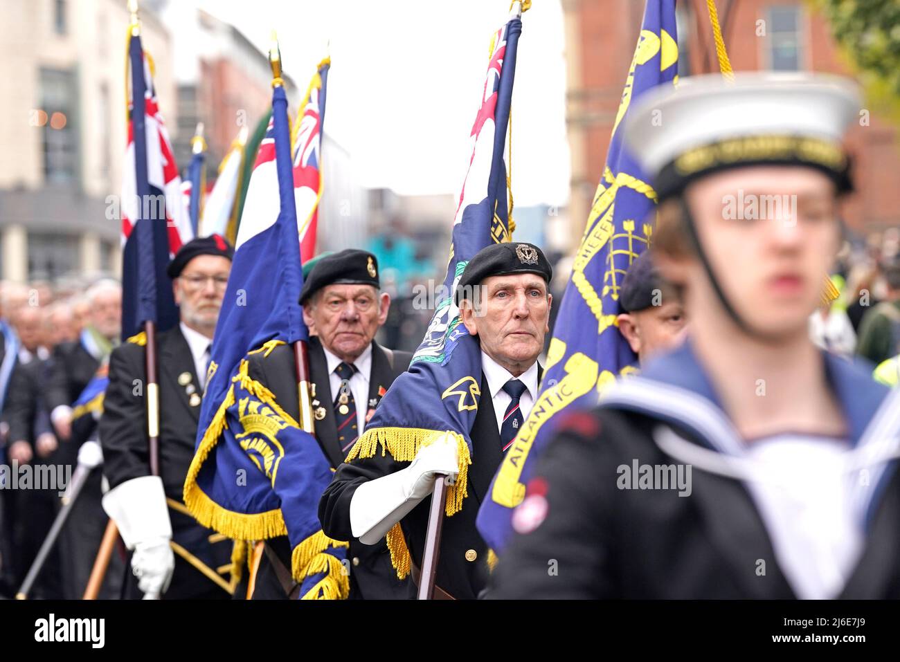 I veterani prendono parte a una parata verso lo Sheffield War Memorial, noto anche come Sheffield Cenotaph, presso la Barker's Pool di Sheffield, per celebrare il naufragio della HMS Sheffield durante la Guerra delle Falklands. Data foto: Domenica 1 maggio 2022. Foto Stock