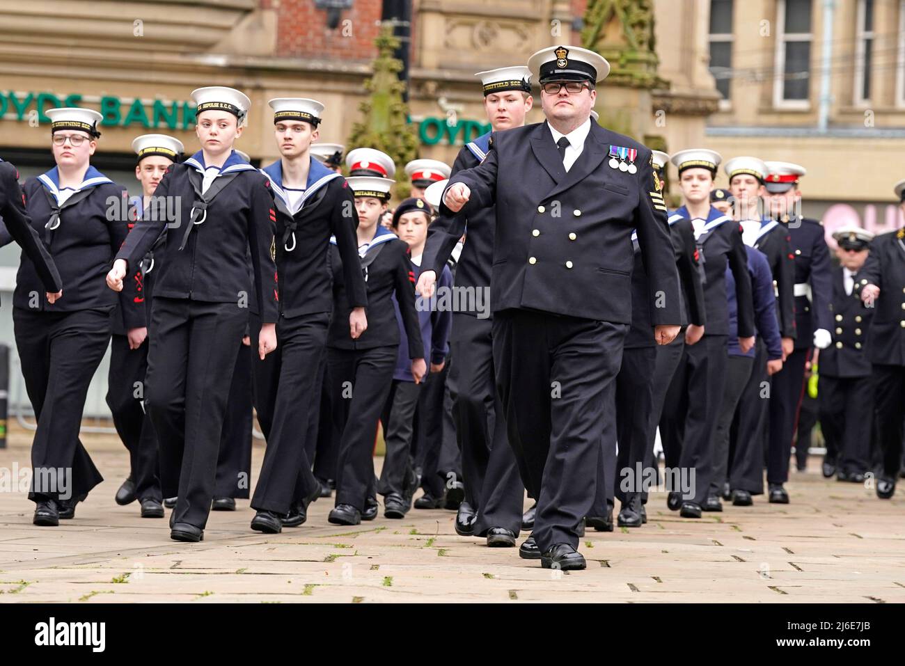 La gente partecipa a una parata verso il Memoriale di guerra di Sheffield, noto anche come Sheffield Cenotaph, presso la Barker's Pool di Sheffield, per celebrare il naufragio della HMS Sheffield durante la guerra delle Falklands. Data foto: Domenica 1 maggio 2022. Foto Stock