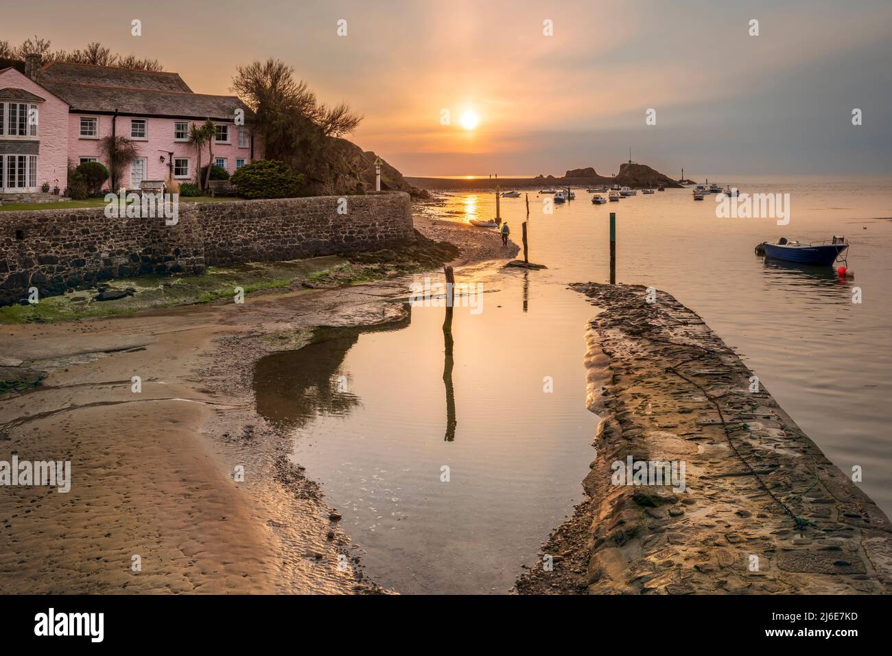Bude, North East Cornwall, Inghilterra. Sabato 30th Aprile 2022. Dopo una giornata di nube nocciola e temperature più fresche nel sud-ovest dell'Inghilterra, sul l Foto Stock