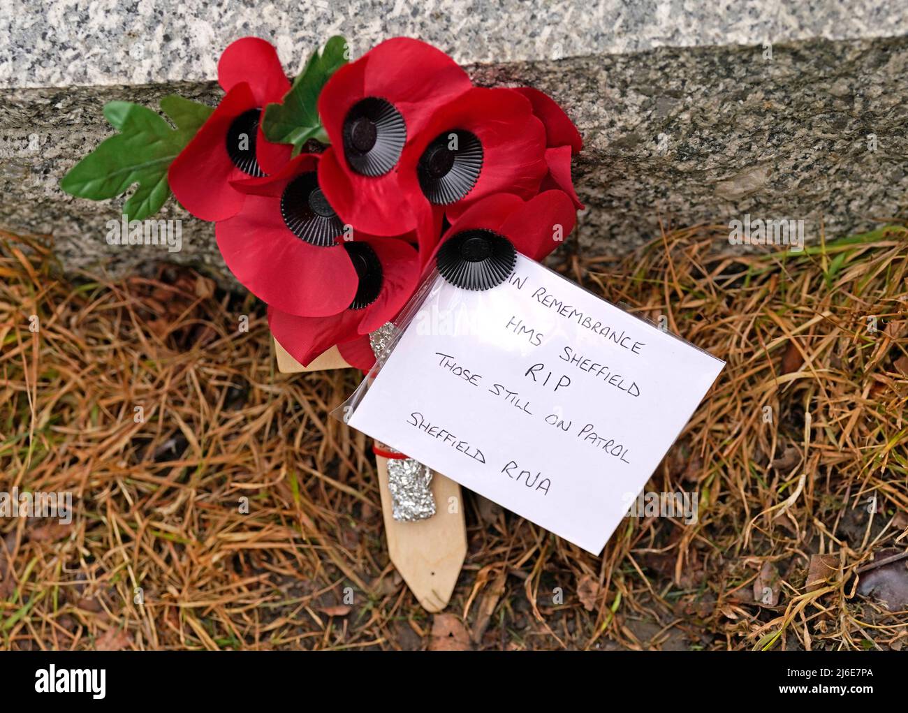 I papaveri vengono lasciati durante una parata verso lo Sheffield War Memorial, noto anche come Sheffield Cenotaph, presso la Barker's Pool di Sheffield, per segnare l'affondamento di HMS Sheffield durante la Guerra delle Falklands. Data foto: Domenica 1 maggio 2022. Foto Stock