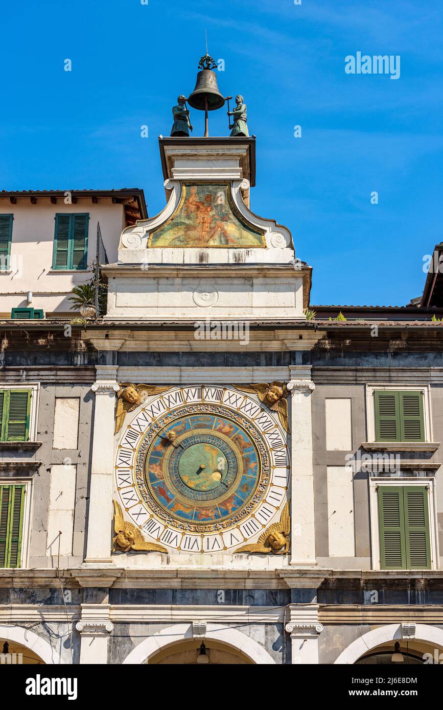 Brescia. Orologio e campanile in stile rinascimentale, 1540-1550, in Piazza  della Loggia. Lombardia, Italia. Orologio astronomico Foto stock - Alamy