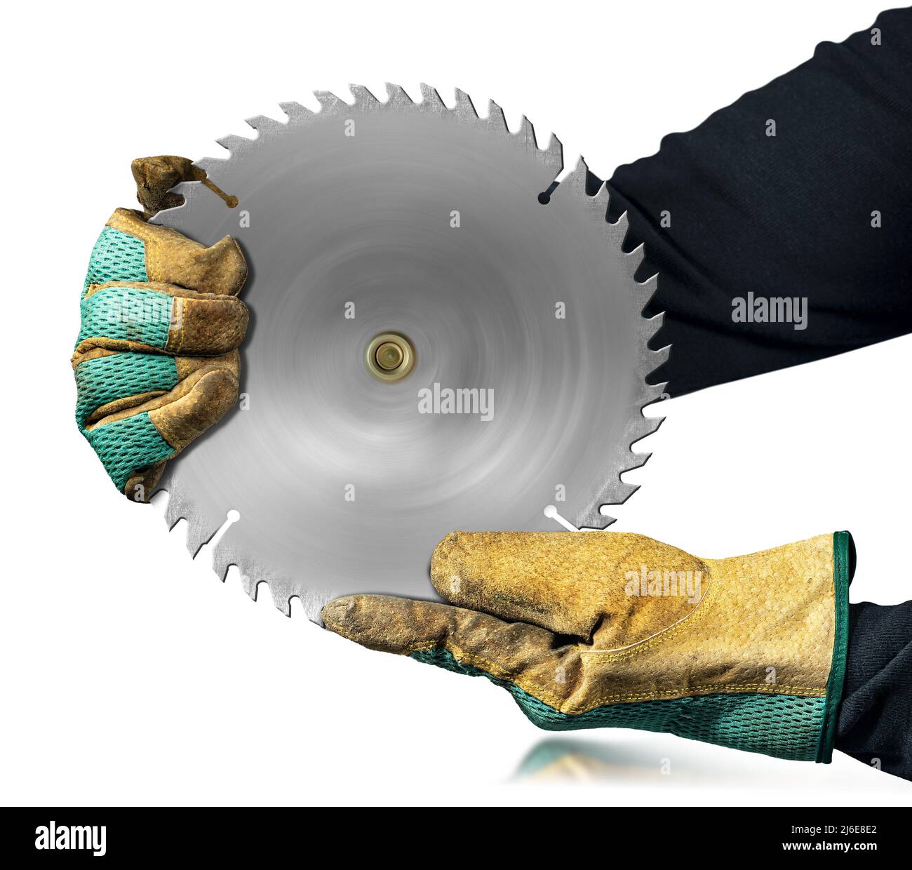 Carpentiere con guanti da lavoro protettivi che reggono una lama per sega circolare in metallo, in movimento, isolata su sfondo bianco. Foto Stock