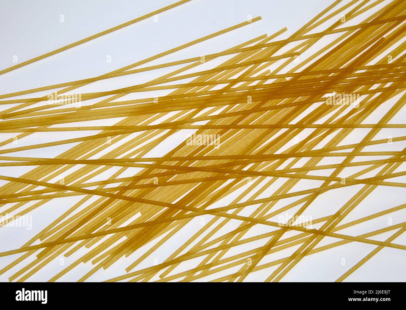 Pasta secca spaghetti e fusilli su sfondo bianco Maggio 2022 Foto Stock