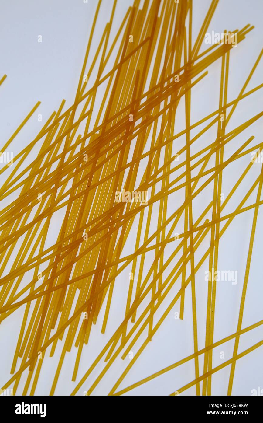 Pasta secca spaghetti e fusilli su sfondo bianco Maggio 2022 Foto Stock