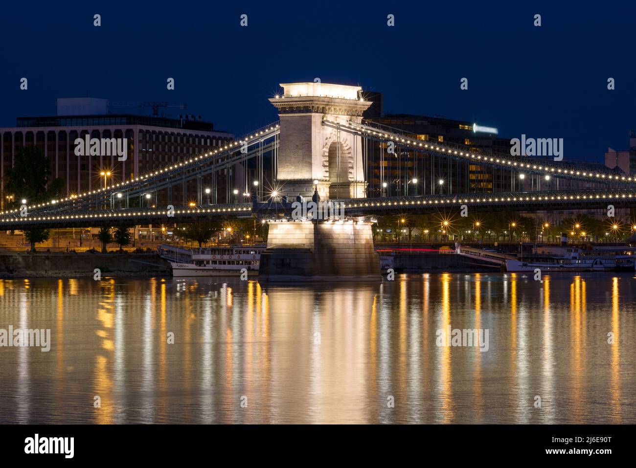 Supporto del Ponte delle catene a Budapest, vista notturna Foto Stock