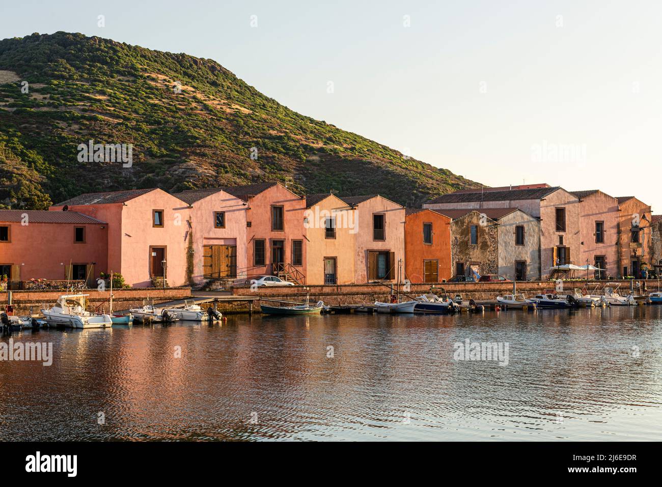 Pittoresca Bosa - colorate case storiche in fila sul lungomare del Temo nella città vecchia bagna il sole, Planargia, Sardegna Foto Stock