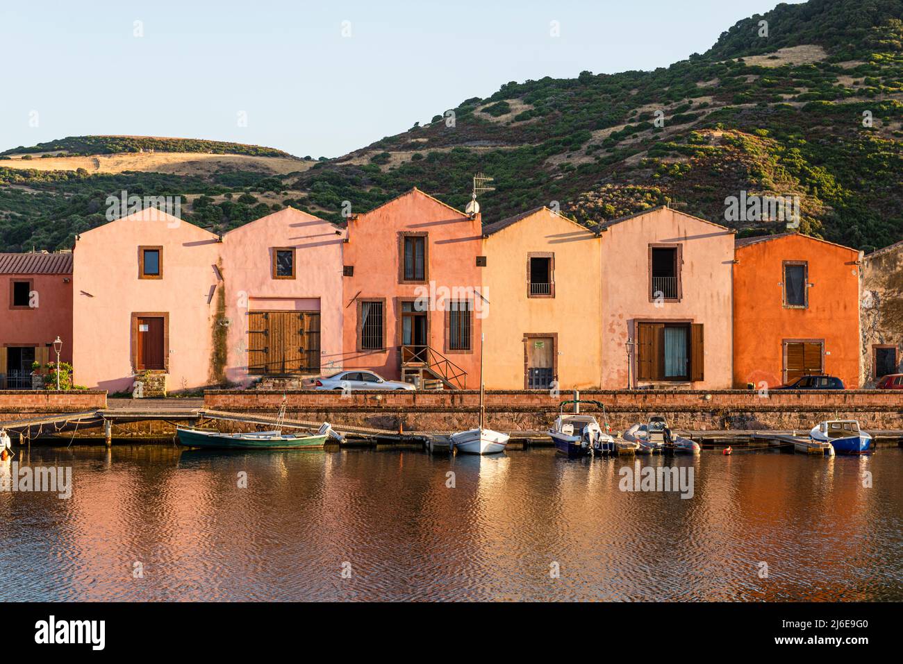 Pittoresca Bosa - colorate case storiche in fila sul lungomare del Temo nella città vecchia bagna il sole, Planargia, Sardegna Foto Stock