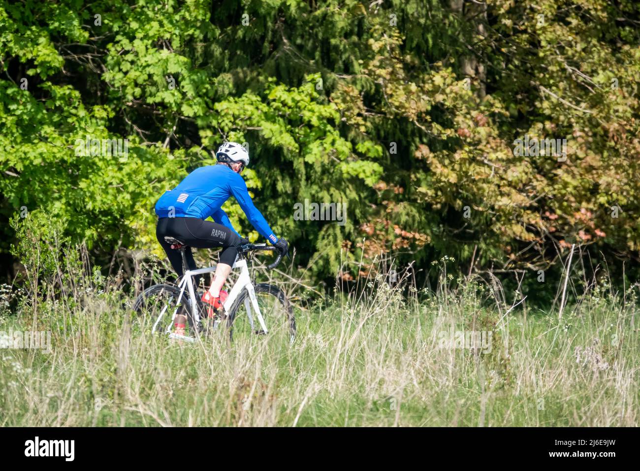 ciclismo sportivo su pista di pietra nella verde campagna primaverile Foto  stock - Alamy