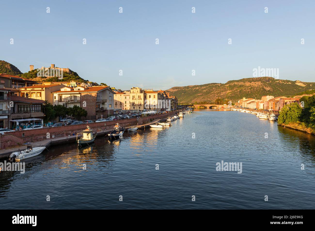 Pittoresca Bosa - il fiume Temo circondato dalle case colorate del centro storico e dominato dal Castello Malaspina, Planargia, Sardegna Foto Stock