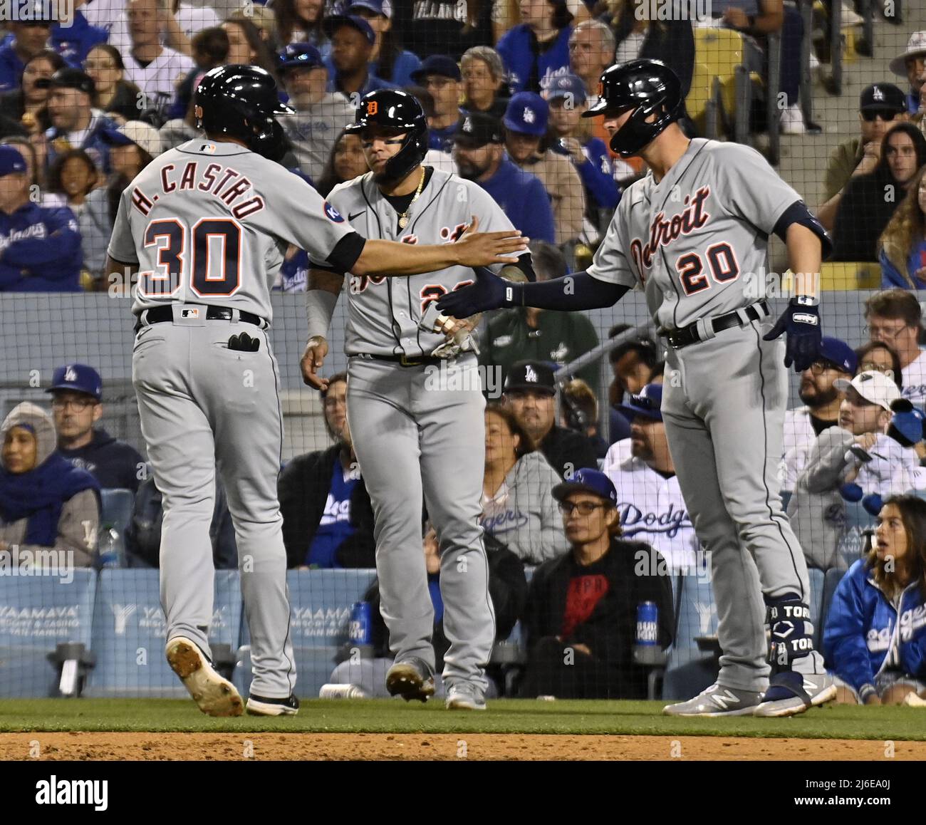 Los Angeles, California, Stati Uniti. . 01st maggio 2022. Javier Baez di Detroit Tigers (28), Harold Castro (30) e Spencer Torkelson (20) festeggiano dopo aver segnato due giri su un singolo di Austin Meadows durante il settimo assottigliamento contro i Los Angeles Dodgers al Dodger Stadium di Los Angeles il 30 aprile 2022. Foto di Jim Ruymen/UPI Credit: UPI/Alamy Live News Foto Stock