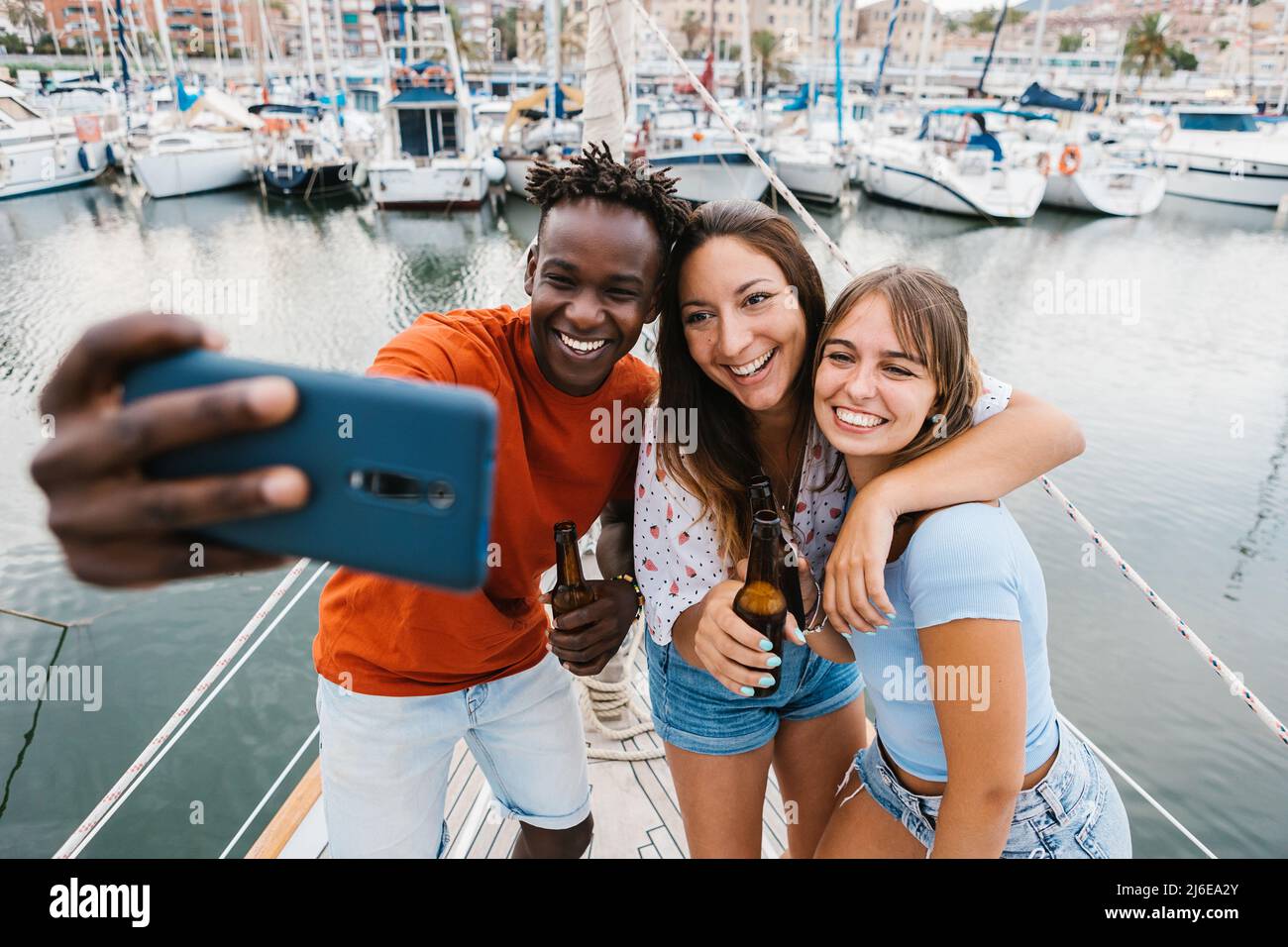 Felice multirazziale giovani amici che parlano selfie con il cellulare Foto Stock