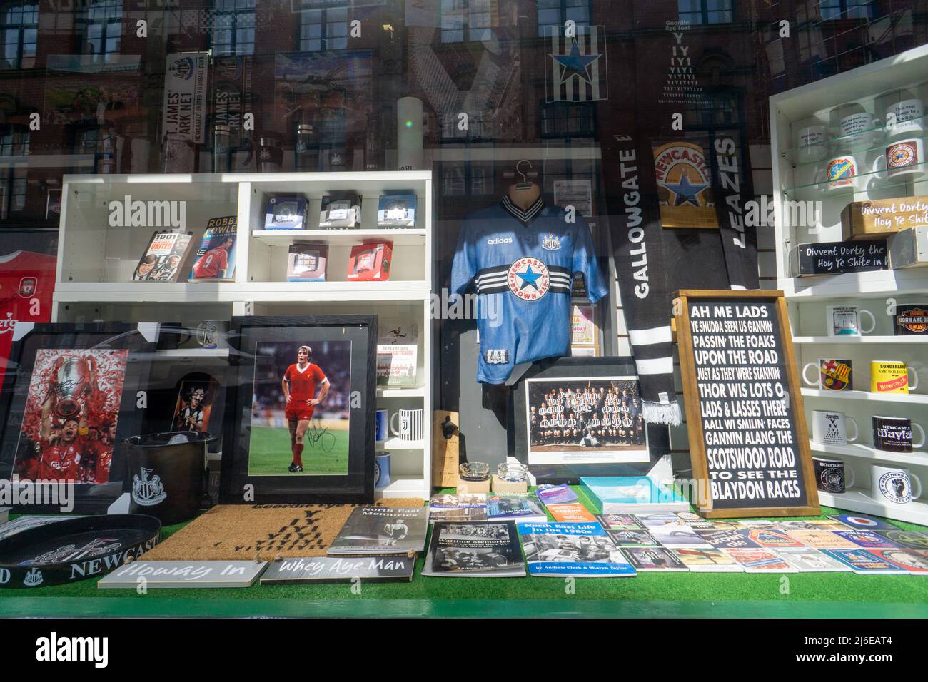 La vetrina si trova nel negozio Back Page, a Newcastle upon Tyne, Regno Unito, dove vengono venduti cimeli del calcio. Foto Stock