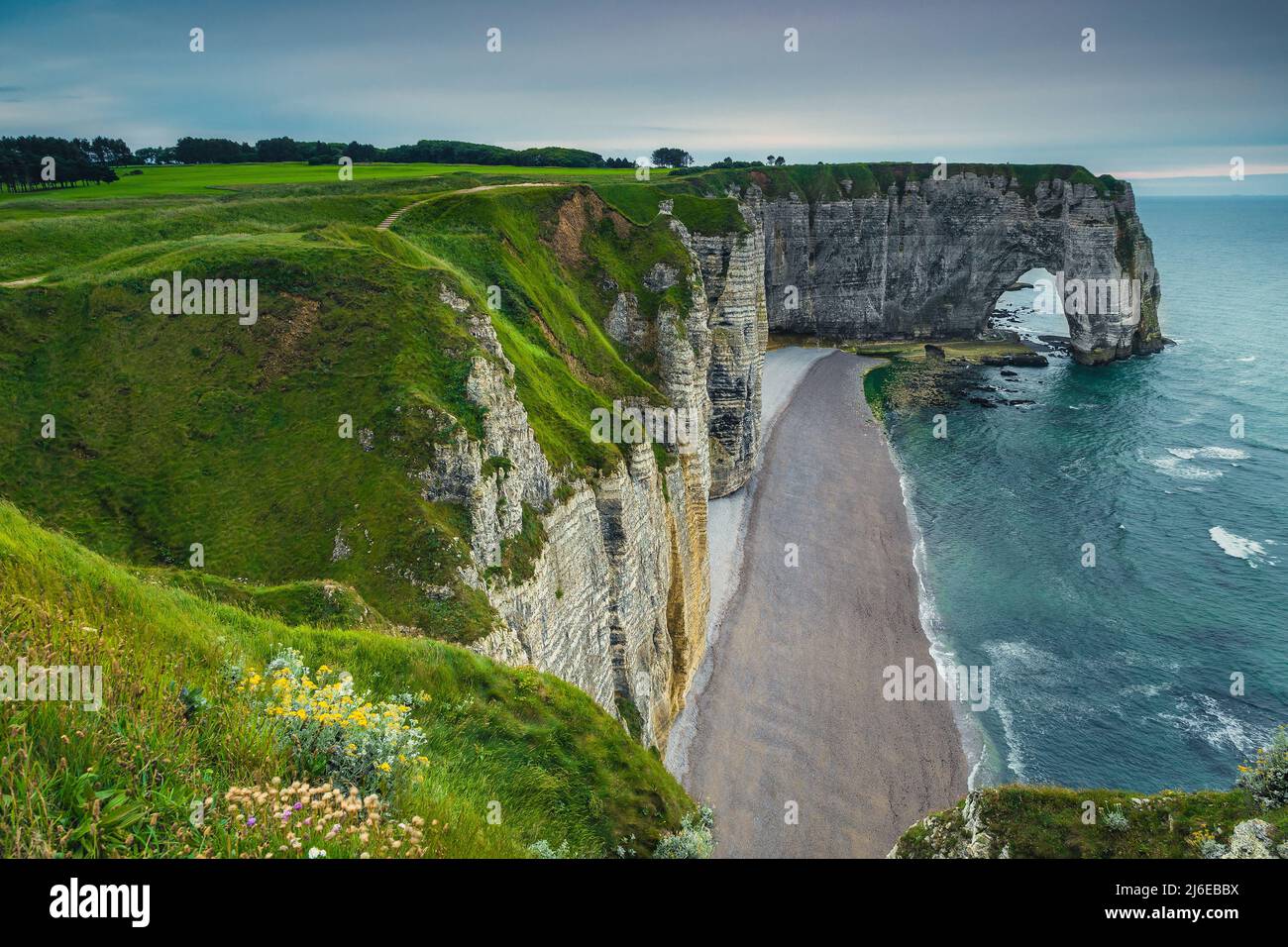 Incredibile paesaggio costiero con pittoresche scogliere alte e campi verdi, Etretat, Normandia, Francia, Europa Foto Stock