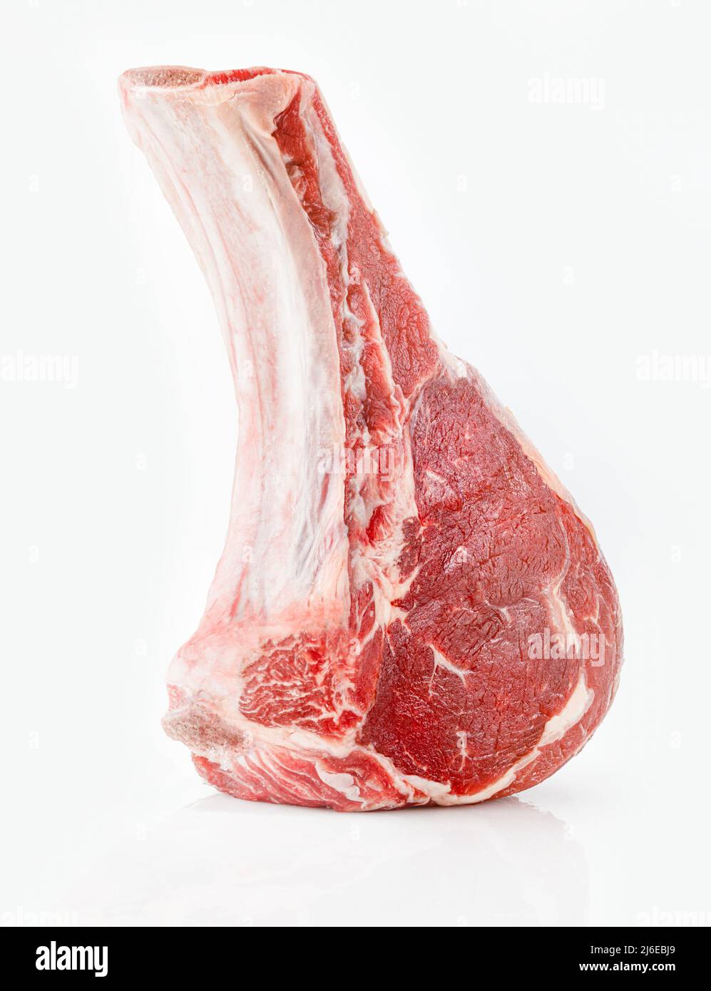 Bistecca di ossa cruda. Bistecca di Cowboy o tomahawk isolata su sfondo bianco Foto Stock