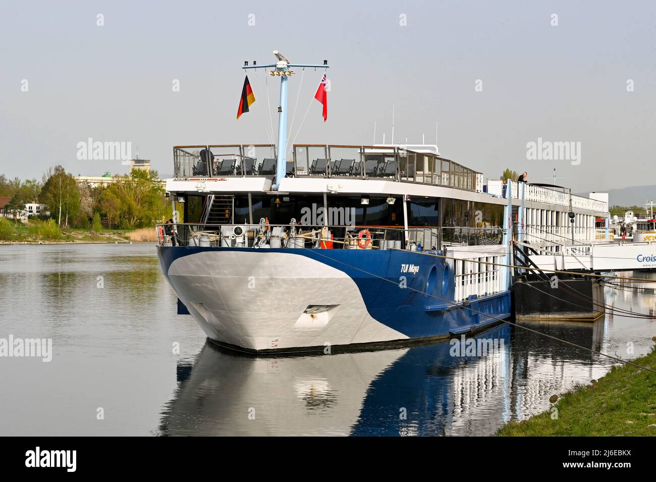 Breisach, Germania - Aprile 2022: Nave da crociera fluviale TUI Maya  gestita da TUI River Cruises ormeggiata a Breisach Foto stock - Alamy