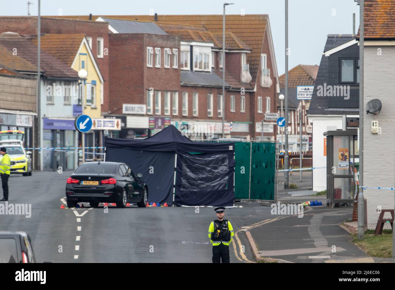 Un uomo è morto tristemente dopo essere stato in una collisione con un veicolo di polizia sulle A259 a Peacehaven subito dopo le 11,10pm di sabato (30 aprile). I servizi di emergenza hanno risposto all'incidente dopo che l'uomo di 27 anni che era sulla strada ha subito gravi lesioni dopo l'urto con il veicolo di polizia contrassegnato vicino all'incrocio di Dorothy Avenue. Nonostante i migliori sforzi di paramedici e soccorritori, è morto sulla scena. Poiché l'incidente riguardava un veicolo di polizia, la questione è stata deferita all'Ufficio indipendente di condotta di polizia (IOPC) che effettuerà un'indagine indipendente. Foto Stock