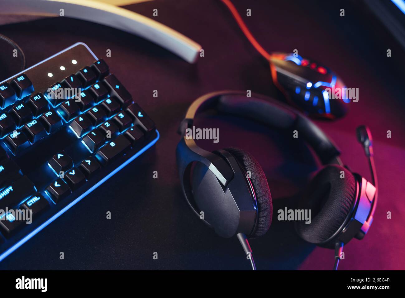 Impostazione professionale di giochi e streaming in neon color Foto Stock