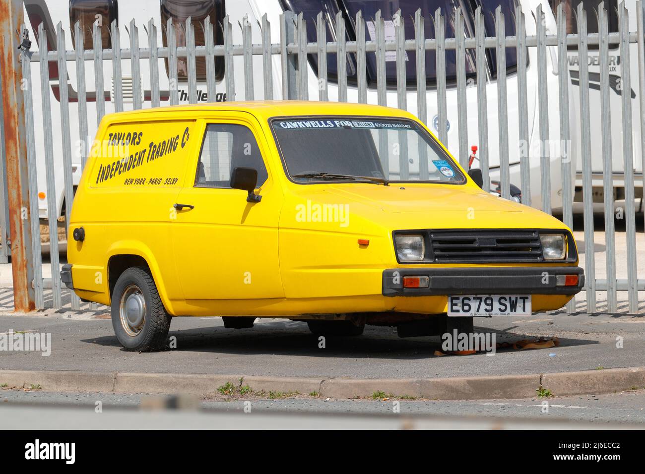 Un'auto gommata Yellow Reliant Robin 3 che assomiglia a del Boys dalla serie televisiva 'Only Fools & Horses Foto Stock
