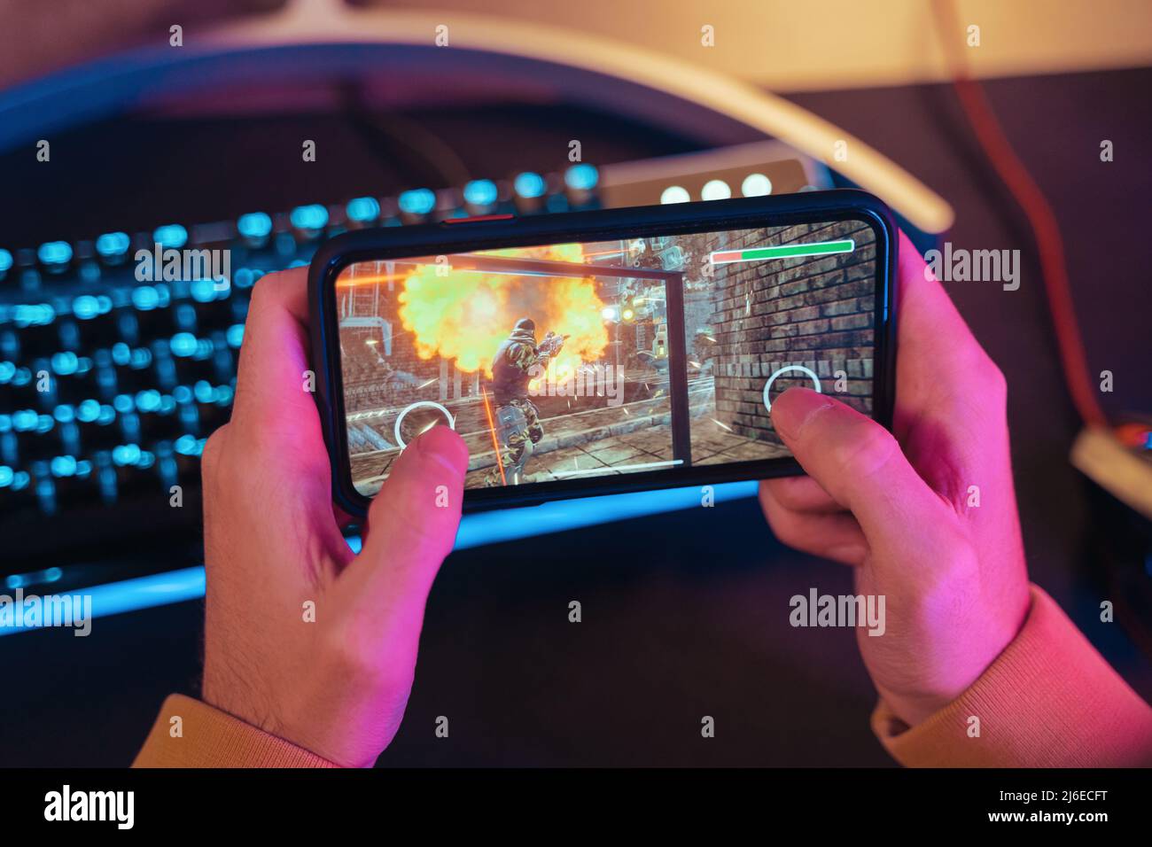 Mani di videogamer che giocano con i videogiochi mobili sul suo smartphone Foto Stock