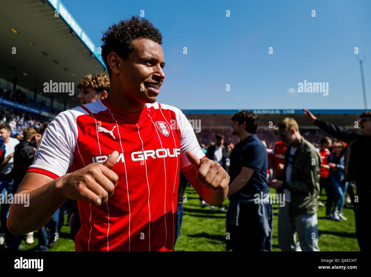 Rarmani Edmonds-Green di Rotherham United celebra la promozione vincente alla fine della partita della Sky Bet League One al MEMS Priestfield Stadium di Gillingham. Data foto: Sabato 30 aprile 2022. Foto Stock