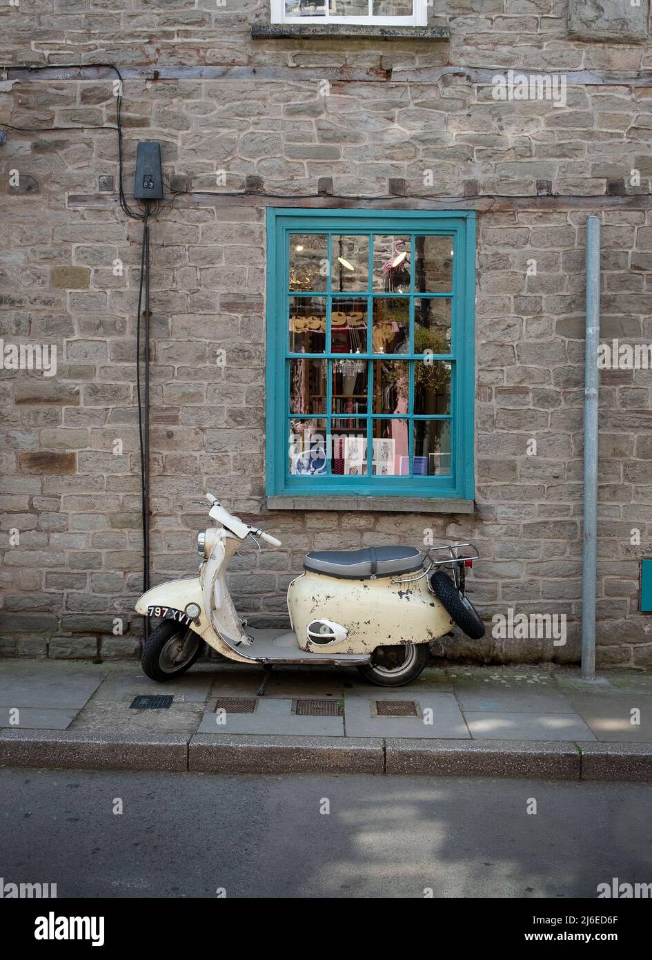 1960's vintage Triumph Tigress scooter esterno libreria Hay-on-Wye, Inghilterra, Regno Unito Foto Stock
